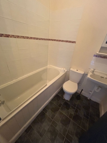 Bathroom of a 2 bedroom terrace located on Queens Street, Whalley, Lancashire available for rent with The Lettings Cloud