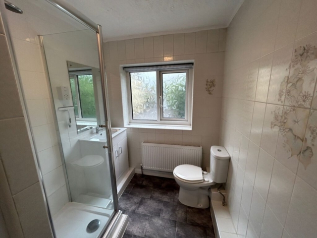 Bathroom of a 2 bedroom apartment located on Sizehouse Village, Haslingden available for rent with The Lettings Cloud.